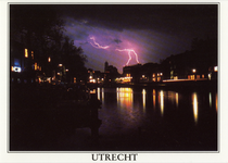 601979 Afbeelding van een bliksemschicht tijdens onweer boven de stad Utrecht; op de voorgrond de Stadsbuitengracht met ...